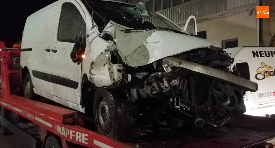 Foto 3 - Una furgoneta se sale de la v&iacute;a e impacta contra un &aacute;rbol en la carretera de &Aacute;gueda  