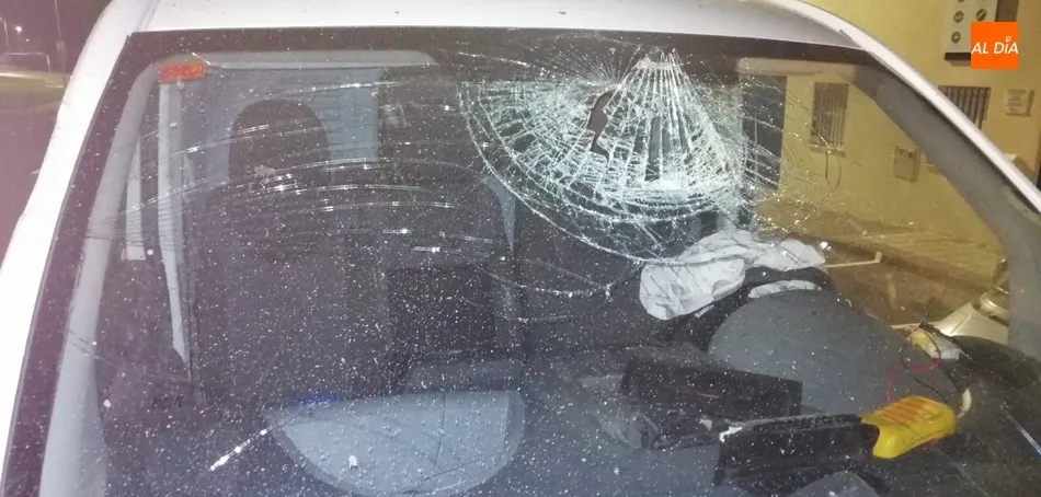 Foto 4 - Una furgoneta se sale de la v&iacute;a e impacta contra un &aacute;rbol en la carretera de &Aacute;gueda  