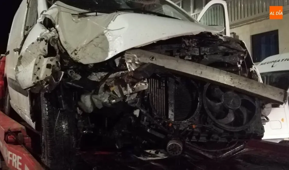 Foto 2 - Una furgoneta se sale de la v&iacute;a e impacta contra un &aacute;rbol en la carretera de &Aacute;gueda  