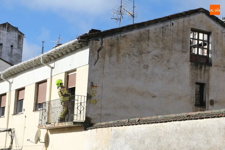 Foto 3 - Un incendio en una buhardilla causa alarma en el centro de Guijuelo