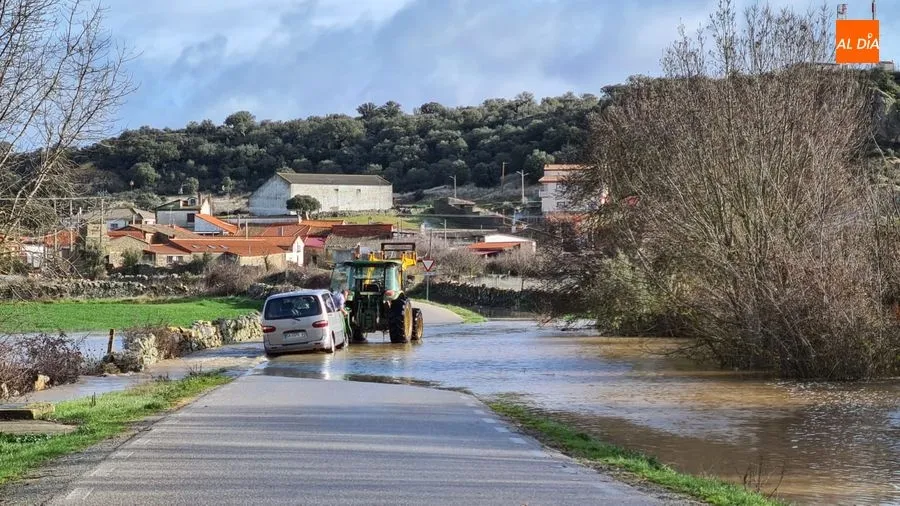 Foto 2 - Desbordada la Ribera de Ca&ntilde;edo a su paso por San Pelayo de Guare&ntilde;a