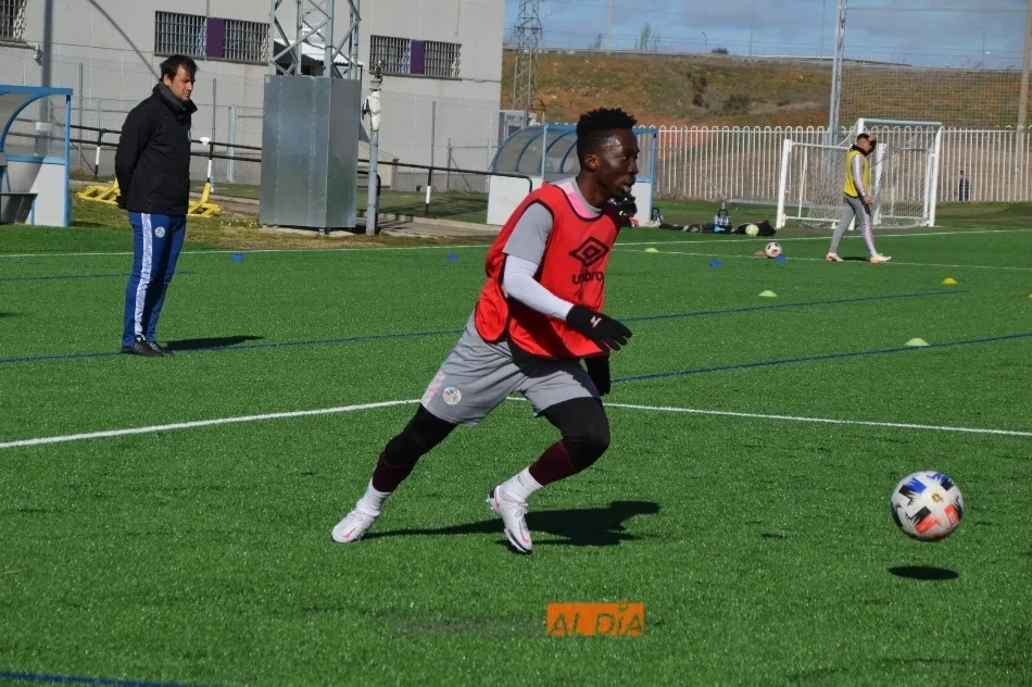 Foto 11 - Javi Navas vuelve al grupo y se entrena con normalidad en el Salamanca UDS