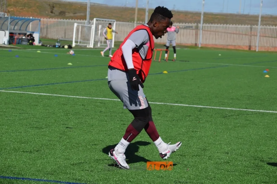 Foto 10 - Javi Navas vuelve al grupo y se entrena con normalidad en el Salamanca UDS