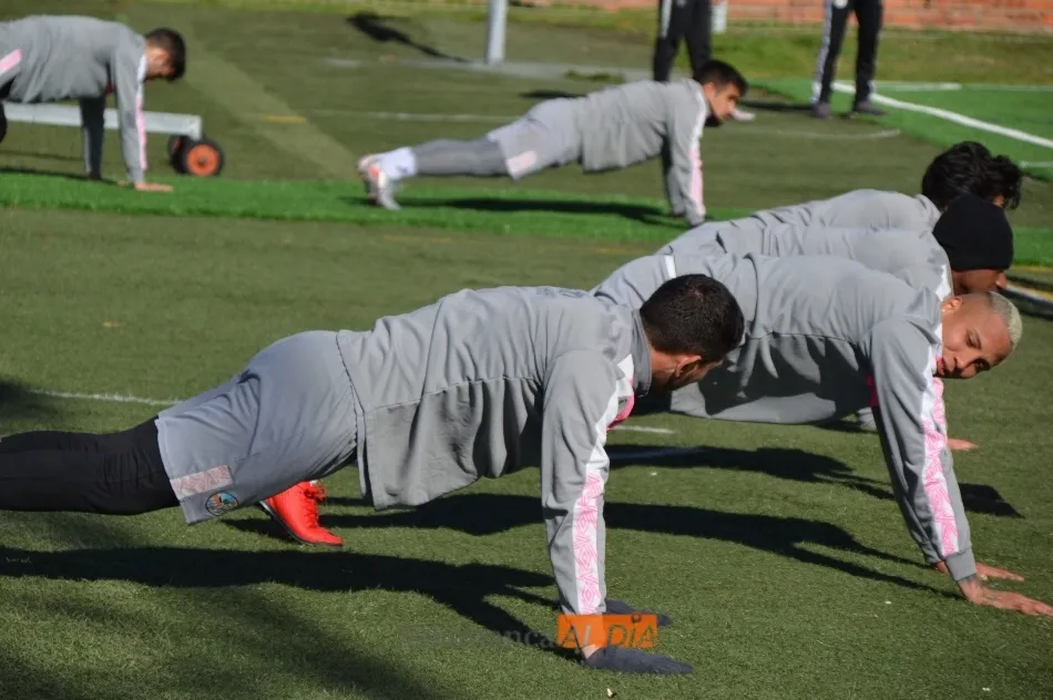 Foto 4 - Javi Navas vuelve al grupo y se entrena con normalidad en el Salamanca UDS