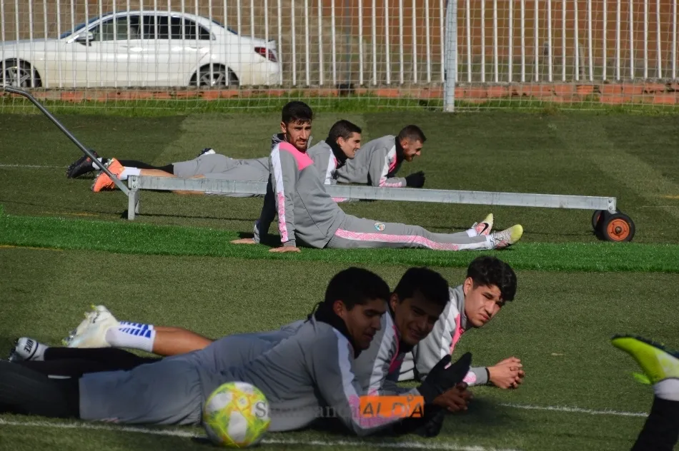Foto 3 - Javi Navas vuelve al grupo y se entrena con normalidad en el Salamanca UDS