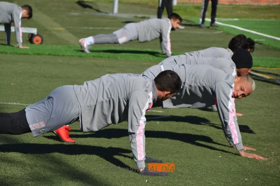 Foto 2 - Javi Navas vuelve al grupo y se entrena con normalidad en el Salamanca UDS