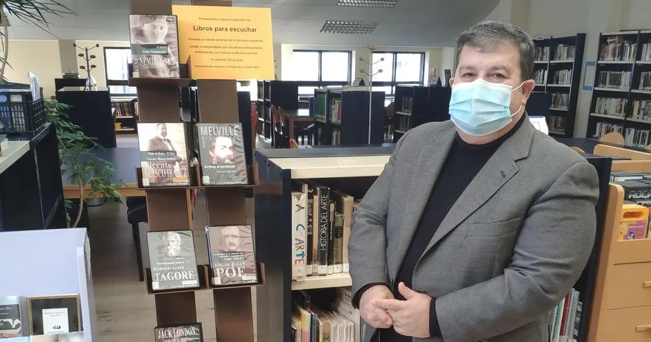 Francisco Miguel García, concejal de Cultura, en la biblioteca de Santa Marta de Tormes