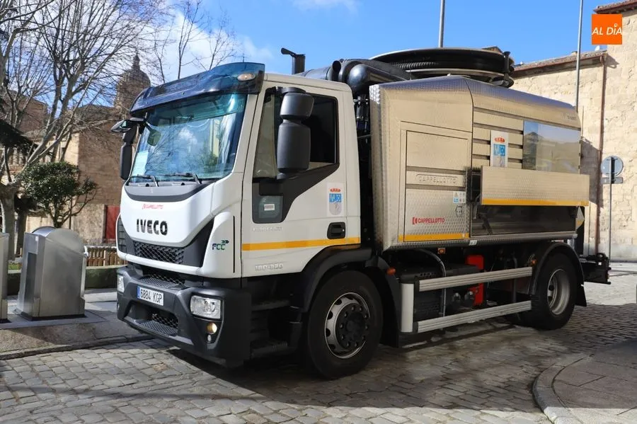 Nuevo vehículo con una capacidad de 10.300 litros de agua que incorpora además un nuevo servicio con cámaras, que se pueden meter en la red para supervisar el estado de los desagües