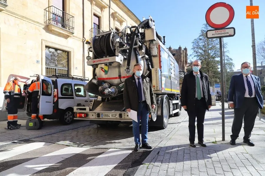 Foto 4 - Un nuevo cami&oacute;n con c&aacute;maras que se meten por las tuber&iacute;as facilitar&aacute; los desatascos en los...