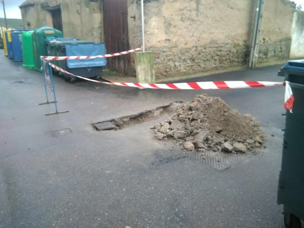 Foto 3 - Obras de reparaci&oacute;n de firme y saneamiento en la Puerta del R&iacute;o&nbsp;&nbsp;y en la calle Alh&oacute;ndiga  