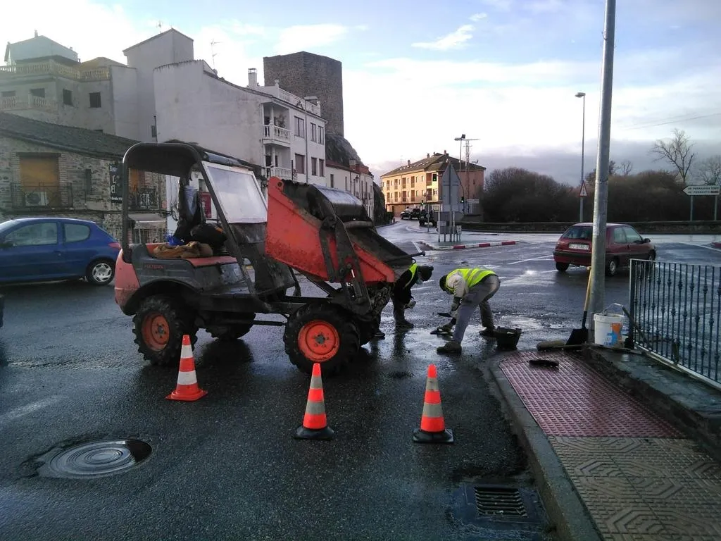 Obras de reparación de firme y saneamiento en la puerta del río