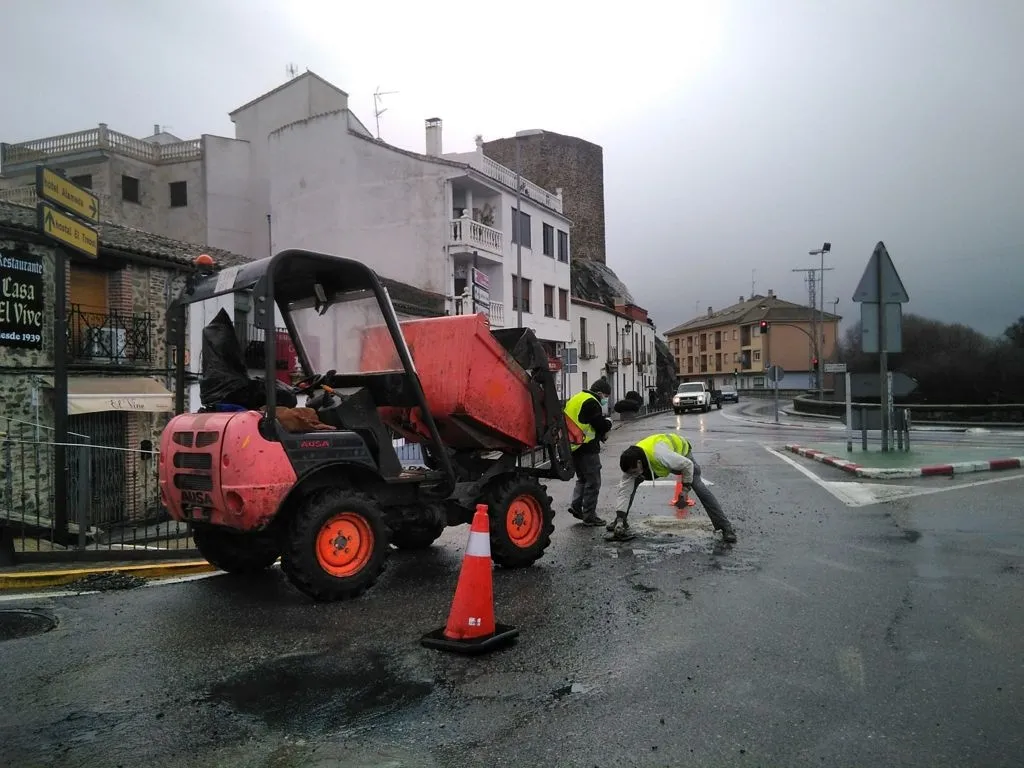 Foto 4 - Obras de reparaci&oacute;n de firme y saneamiento en la Puerta del R&iacute;o&nbsp;&nbsp;y en la calle Alh&oacute;ndiga  