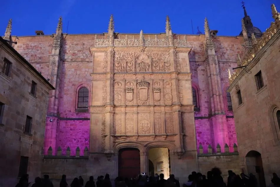 La histórica fachada de la Universidad de Salamanca con los colores del Día Internacional de la Mujer