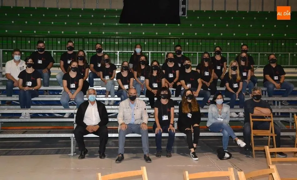 El núcleo duro de la Feria junto a las personas que ejercieron como auxiliares de sala en la última edición