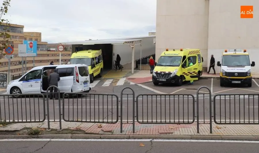 Foto de archivo de ambulancias en el paseo de San Vicente, junto al Hospital Virgen de la Vega