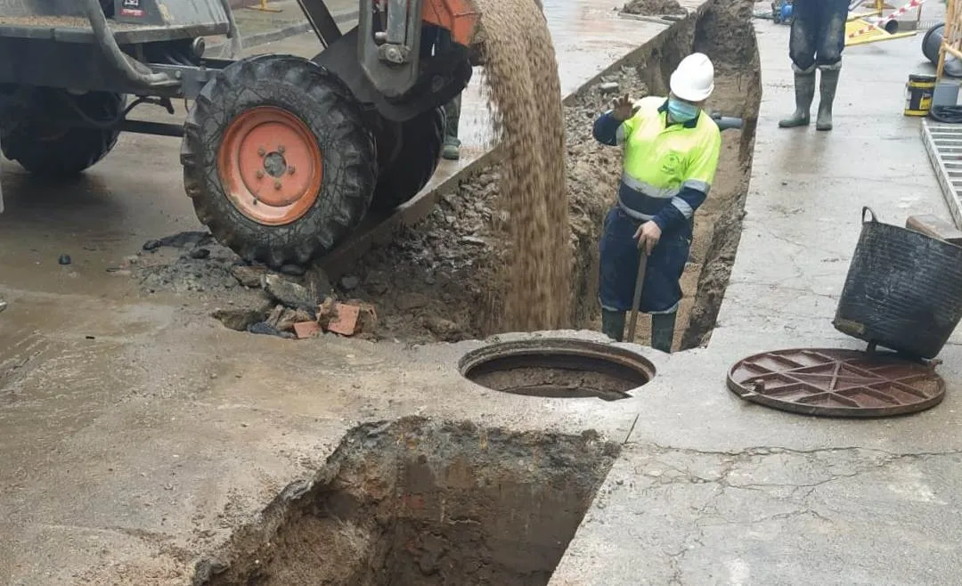 Intervención de urgencia en la calle Álamo Chico para sustituir la red de aguas sucias  