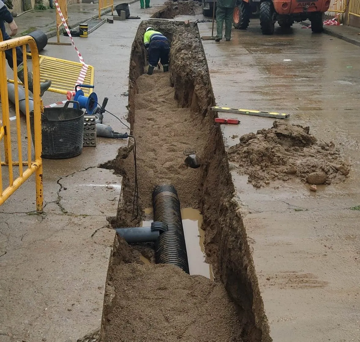 Foto 2 - Intervenci&oacute;n de urgencia en la calle &Aacute;lamo Chico para sustituir la red de aguas sucias  