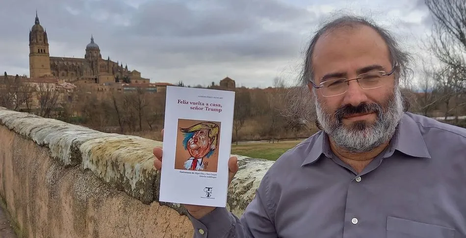 Alfredo Pérez Alencart con su nuevo libro titulado Feliz vuelta a casa, señor Trump