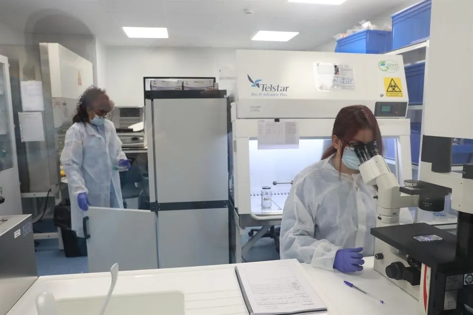 Dos investigadoras trabajan en las instalaciones de una nueva factoría de la empresa ALGENEX dedicada a la producción de vacunas. Foto: EP