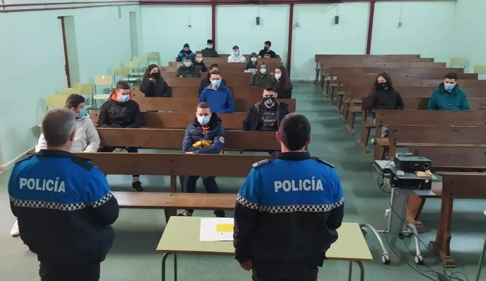 La Policía Local conciencia a los jóvenes sobre los riesgos que puede tener celebrar el Carnaval...