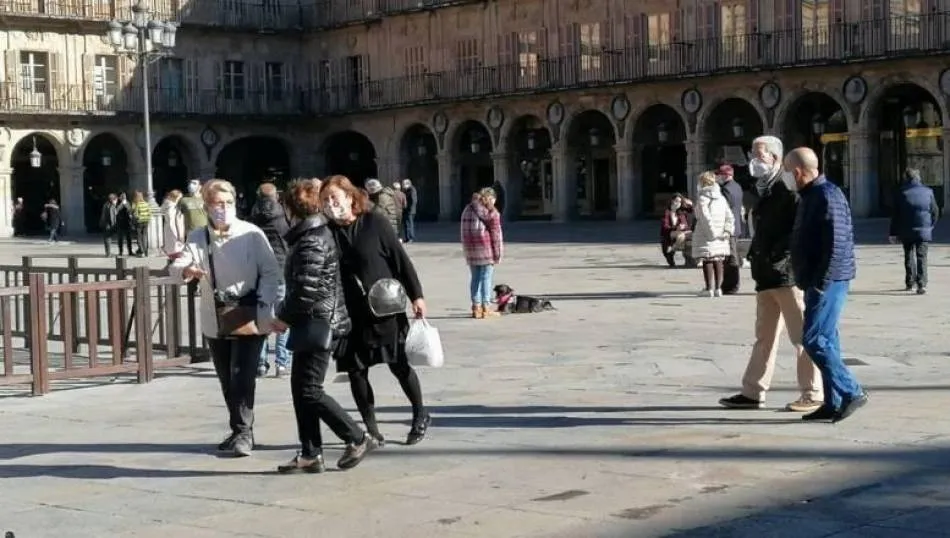 Varias personas con mascarilla en la Plaza Mayor de Salamanca