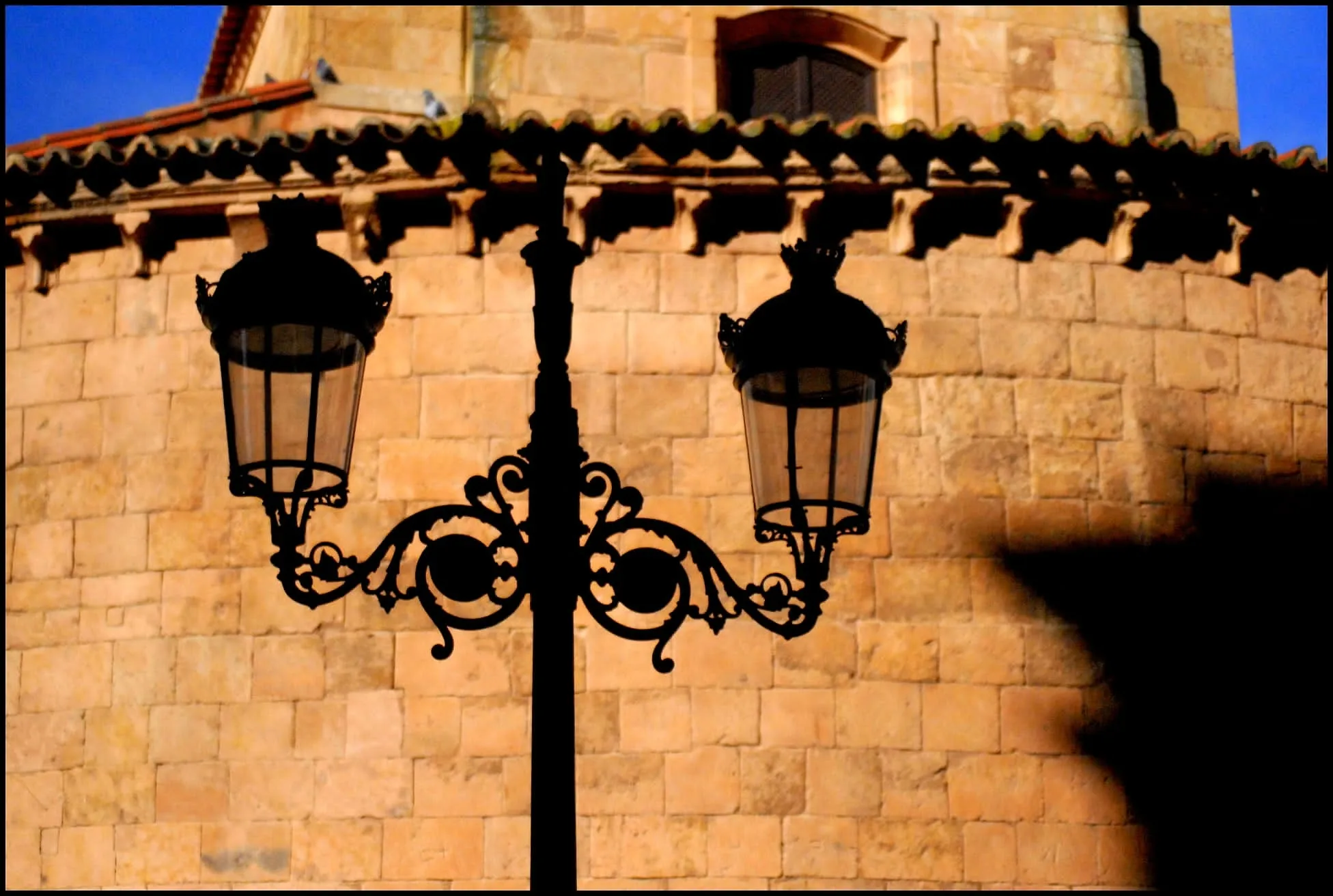 Construida entre el XI y el XII, se sabe que Alfonso IX se la entregó a la Clerecía en 1202 y que tras muchas vicisitudes, acabó convertida en parroquia