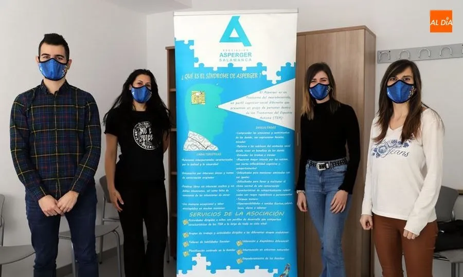 José Manuel Bermejo, Lorena Alonso, Laura Rodríguez y Lorena Carrera, profesionales de la Asociación Síndrome de Asperger de Salamanca, junto a Zoila Guisuraga, que no está en la imagen. Foto de Lydia González