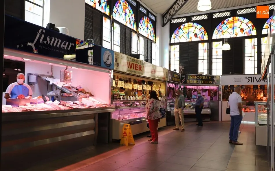 Clientes en el Mercado Central. Foto de Lydia González