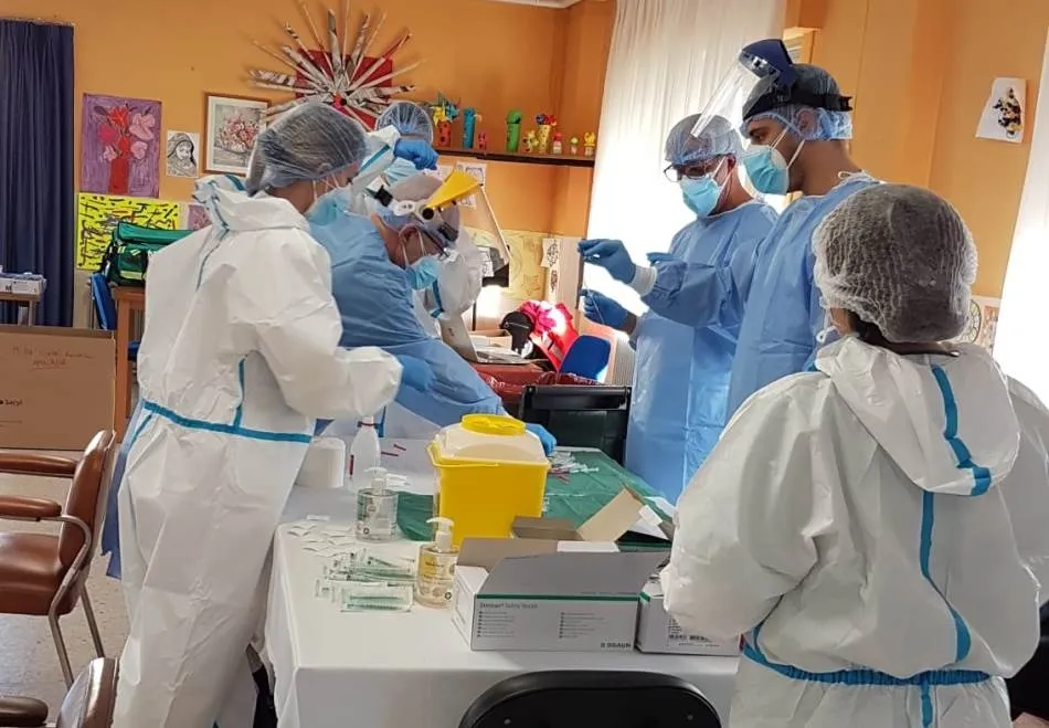 Imagen de la vacunación que tuvo lugar en la Residencia Mixta Provincial