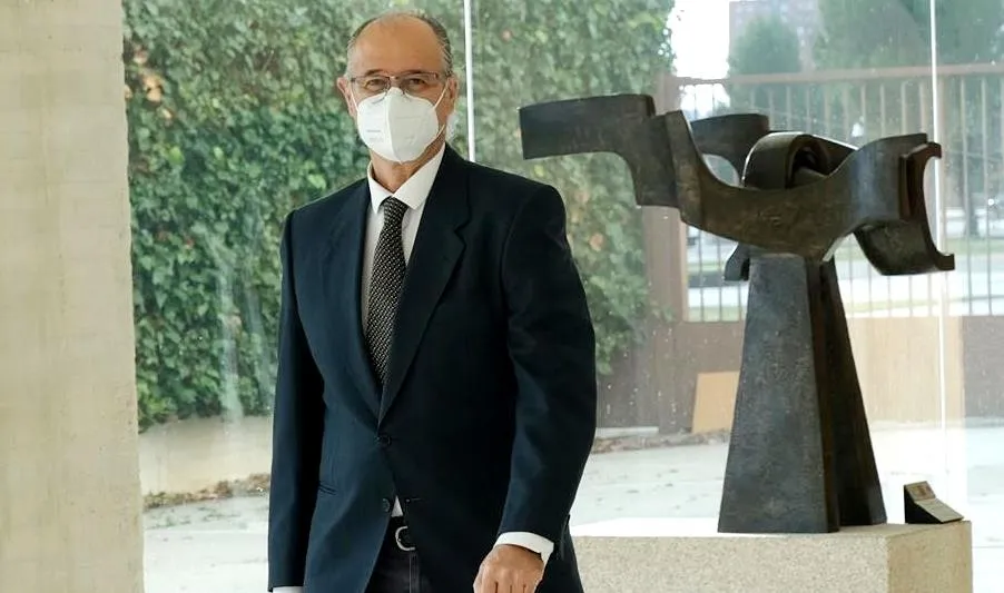 Luis Fuentes se dirige a la rueda de prensa para informar sobre los actos del 38 aniversario del Estatuto. Foto CORTES