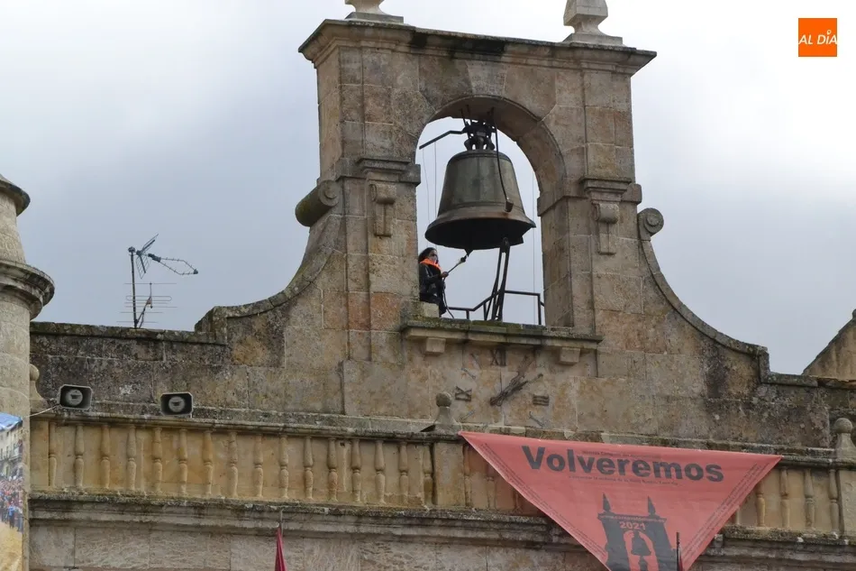Foto 11 - Hist&oacute;rico Campanazo de bienvenida al &lsquo;No Carnaval&rsquo; 2021 con la Plaza pr&aacute;cticamente vac&iacute;a  