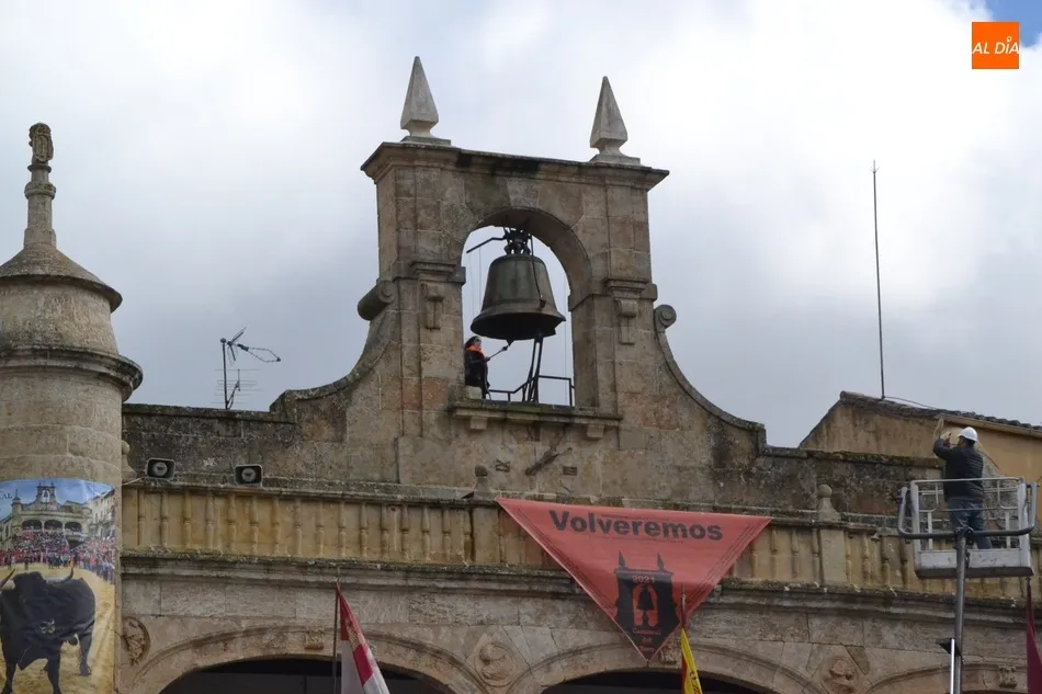 Foto 9 - Hist&oacute;rico Campanazo de bienvenida al &lsquo;No Carnaval&rsquo; 2021 con la Plaza pr&aacute;cticamente vac&iacute;a  