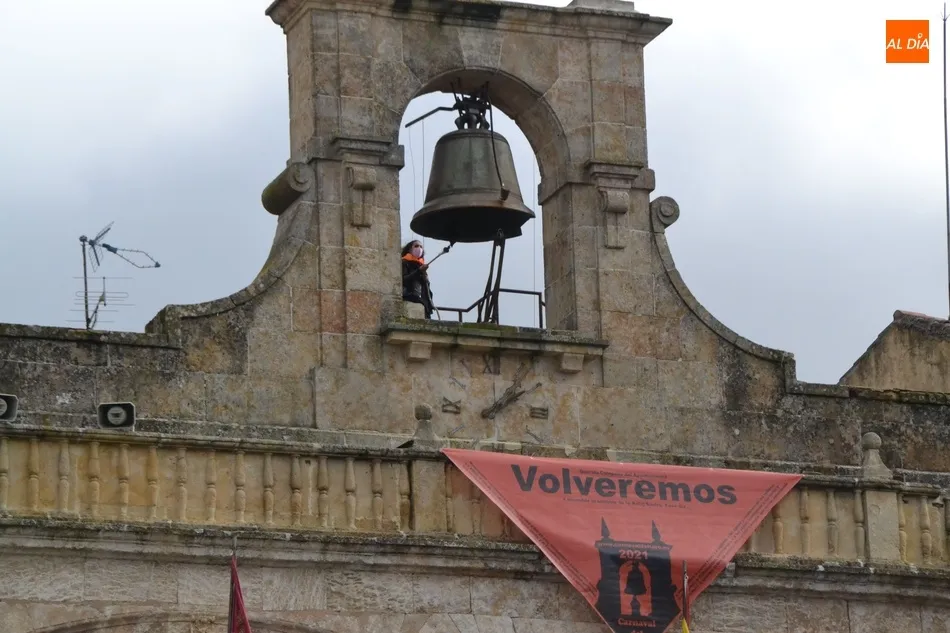 Histórico Campanazo de bienvenida al ‘No Carnaval’ 2021 con la Plaza prácticamente vacía  