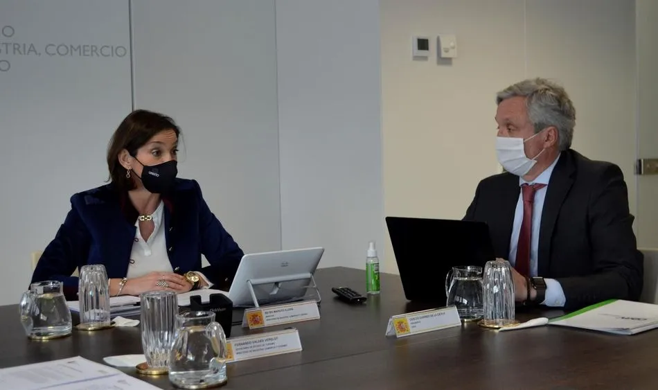 La ministra de Industria, Comercio y Turismo, Reyes Maroto, y el presidente de CEAV, Carlos Garrido