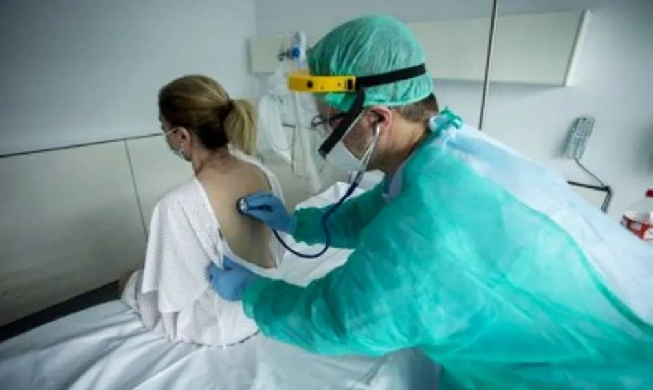 Un médico atiende a una paciente durante la pandemia de la Covid-19