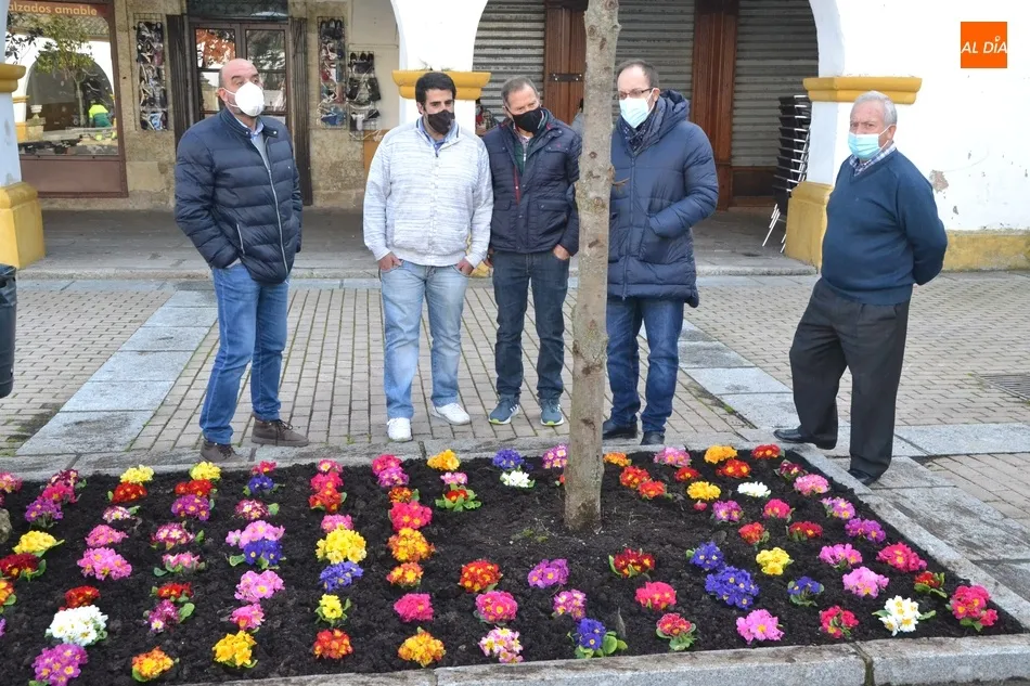 Foto 7 - La Plazuela del Buen Alcalde se llena de flores donadas por Asprodes para dar &ldquo;un poco de...
