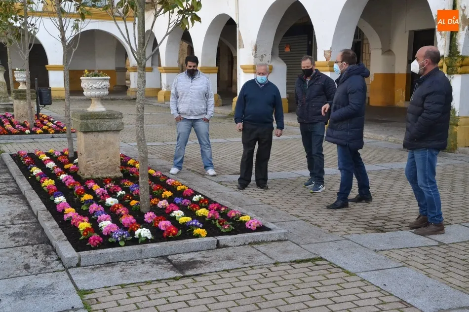 La Plazuela del Buen Alcalde se llena de flores donadas por Asprodes para dar un poco de...