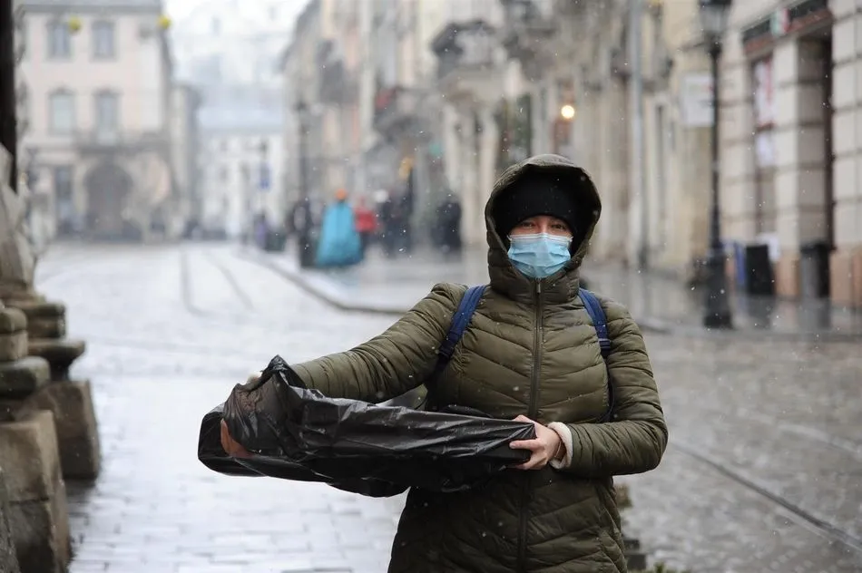 Una mujer con mascarilla. Foto: EP