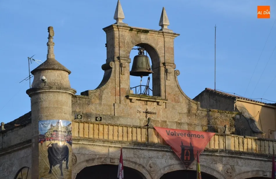 Tranquilidad en la Plaza Mayor a la hora tradicional del Campanazo  