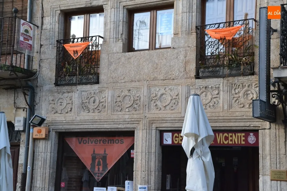 Foto 2 - Tranquilidad en la Plaza Mayor a la hora tradicional del Campanazo  