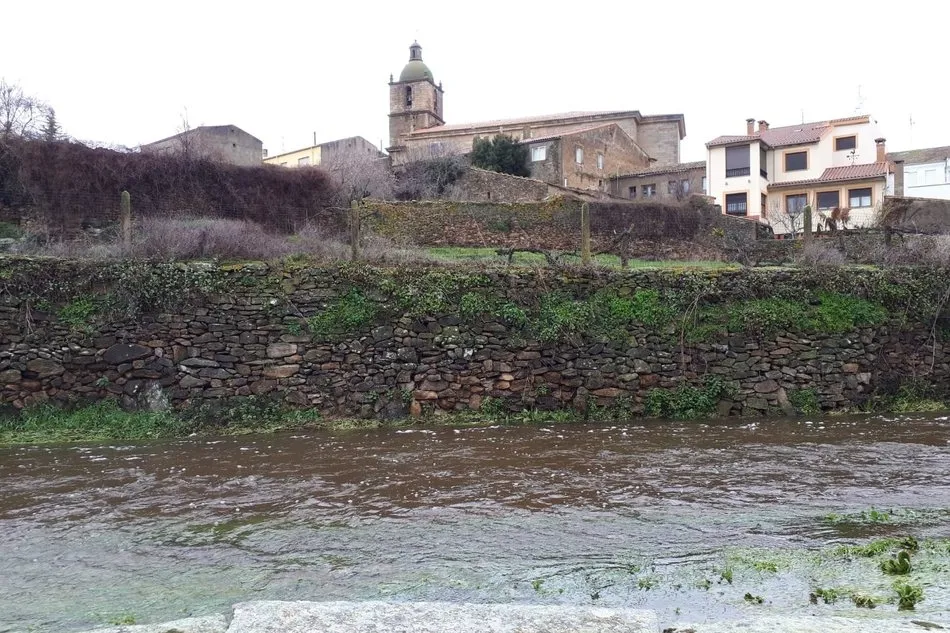 Foto 2 - El Froya alegra con su crecida el discurrir de la vida en Lumbrales  