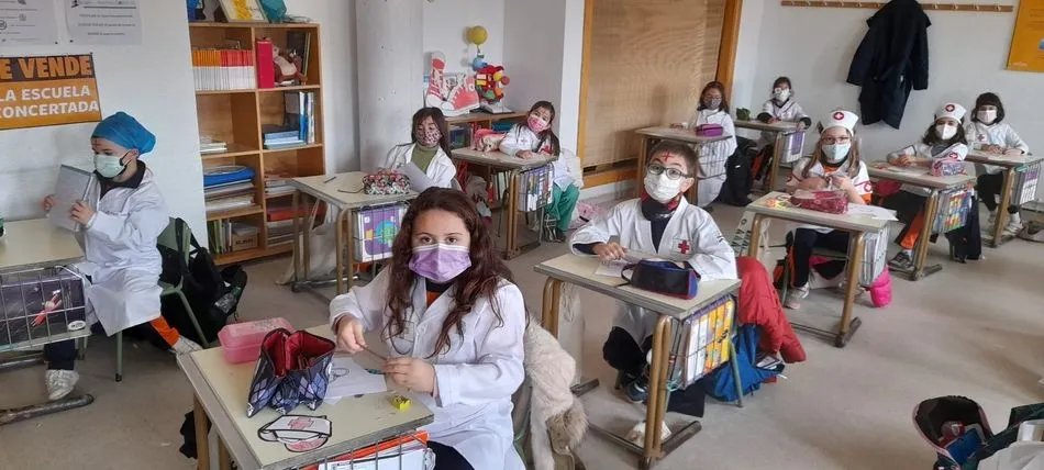Los alumnos se disfrazaron de sanitarios para recordar su labor durante la pandemia - Colegio A. Machado