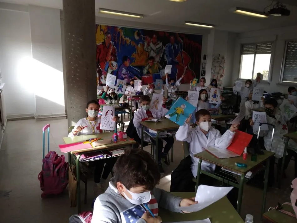 Foto 6 - El Colegio Antonio Machado celebra su carnaval con un homenaje a los sanitarios&nbsp;