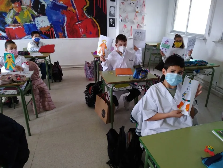 Foto 5 - El Colegio Antonio Machado celebra su carnaval con un homenaje a los sanitarios&nbsp;