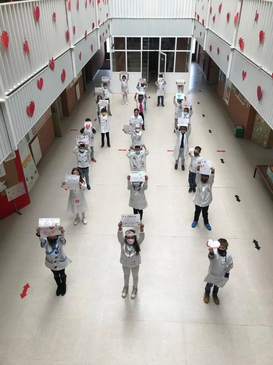 Foto 4 - El Colegio Antonio Machado celebra su carnaval con un homenaje a los sanitarios&nbsp;