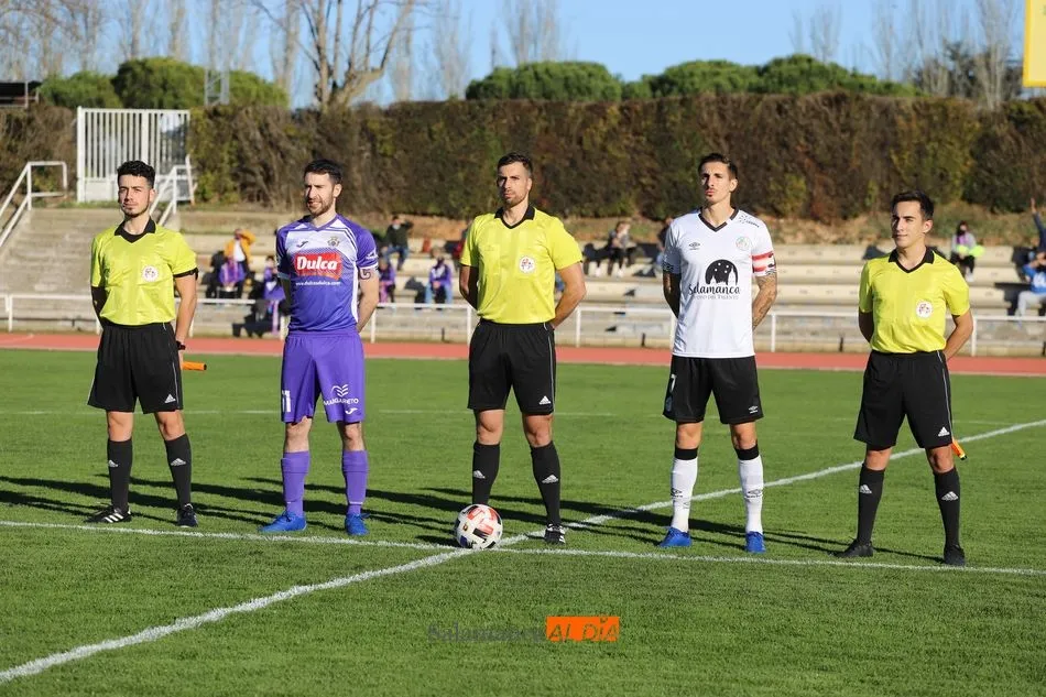 Capitanes de ambos equipos en el primer derbi del curso
