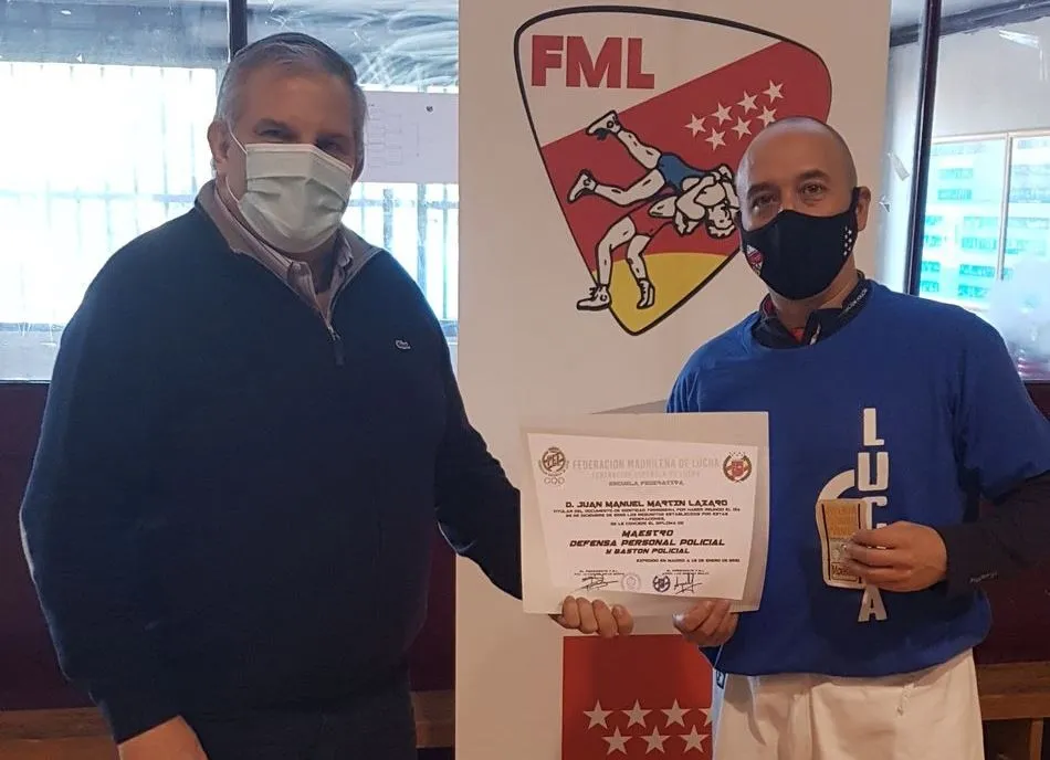 Juan Manuel Martín Lázaro recibe el diploma de Maestro en Defensa Personal Policial  