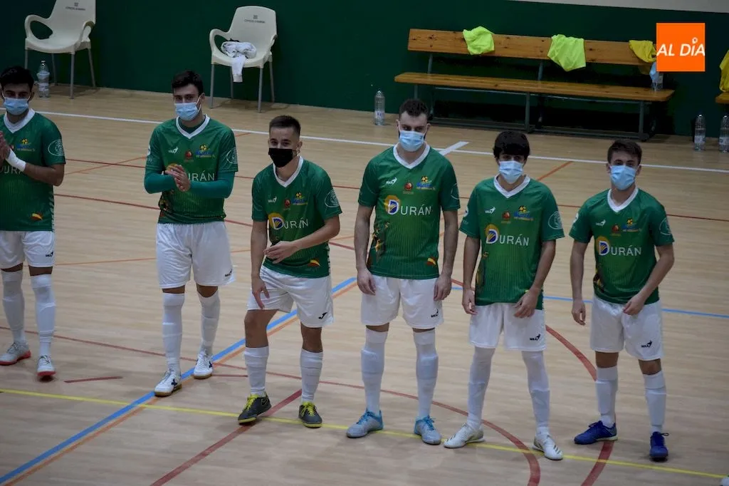 Jugadores del Piensos Durán Albense saltan al campo antes de un partido en casa / Pedro Zaballos