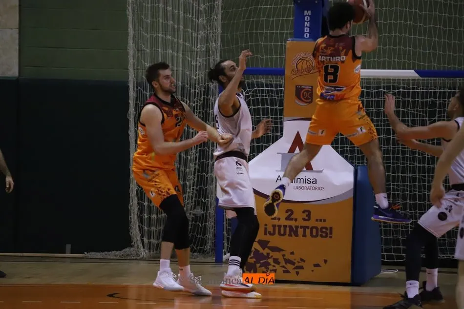 Foto 11 - El Aquimisa Carbajosa sabe sufrir y logra frente al Zentro Basket Madrid su segundo triunfo...