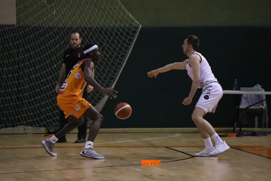 Foto 9 - El Aquimisa Carbajosa sabe sufrir y logra frente al Zentro Basket Madrid su segundo triunfo...